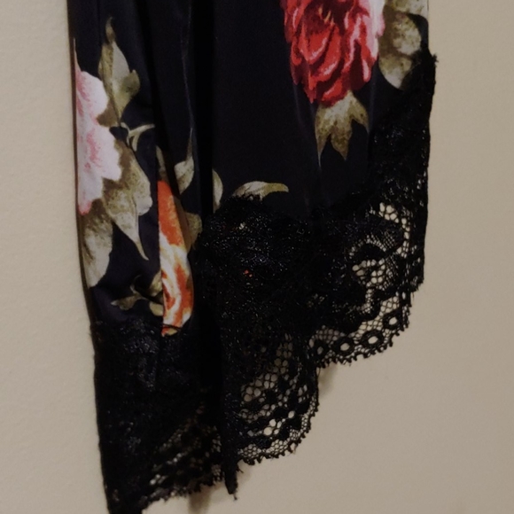Breezy Lace and Roses Robe - Picture 6 of 7